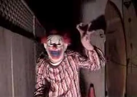 Scary Dancing Clown — видео на YouTube