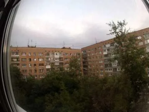 Нечто ползает по стенам домов в Самаре — видео на YouTube